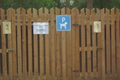 `Парковка` для собак перед зоопарком